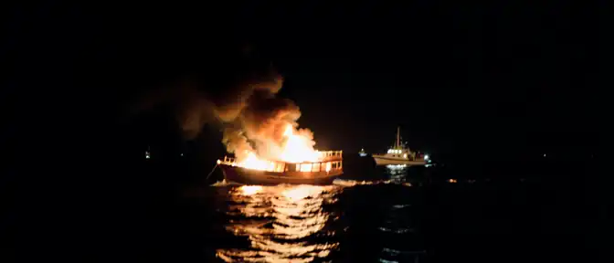 ЗАГОЛОВОТЕ: Огонь на воде: в турецком Фетхие подожгли экскурсионный катер с пассажирами