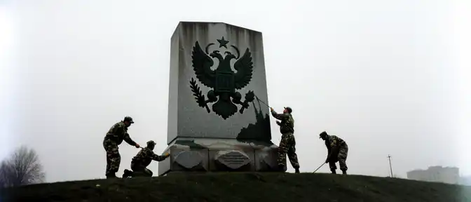 Переписывание истории: на месте мемориала советским воинам в Изюме появился символ «Азова»*