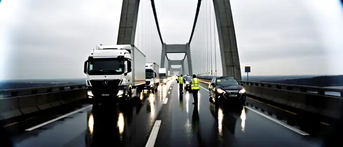 Очередная пауза на Крымском мосту: движение транспорта снова приостановлено